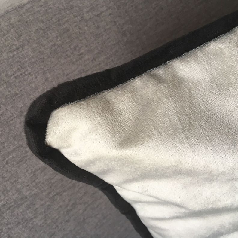 COJIN DECORATIVO DISEÑO GRIS BORDE NEGRO 45X45 RELLENO-3