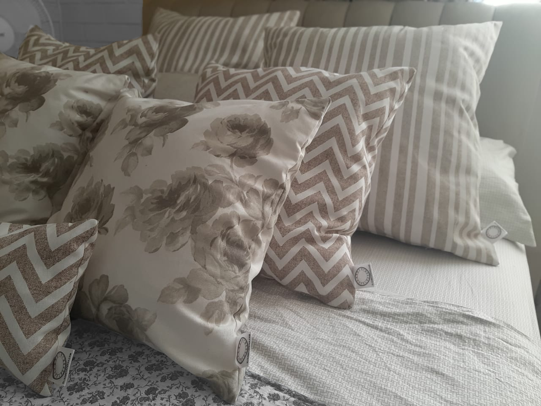 FUNDA COJIN DECORATIVO DISEÑO ZIGZAG CREMA Y BLANCO 60x60-2