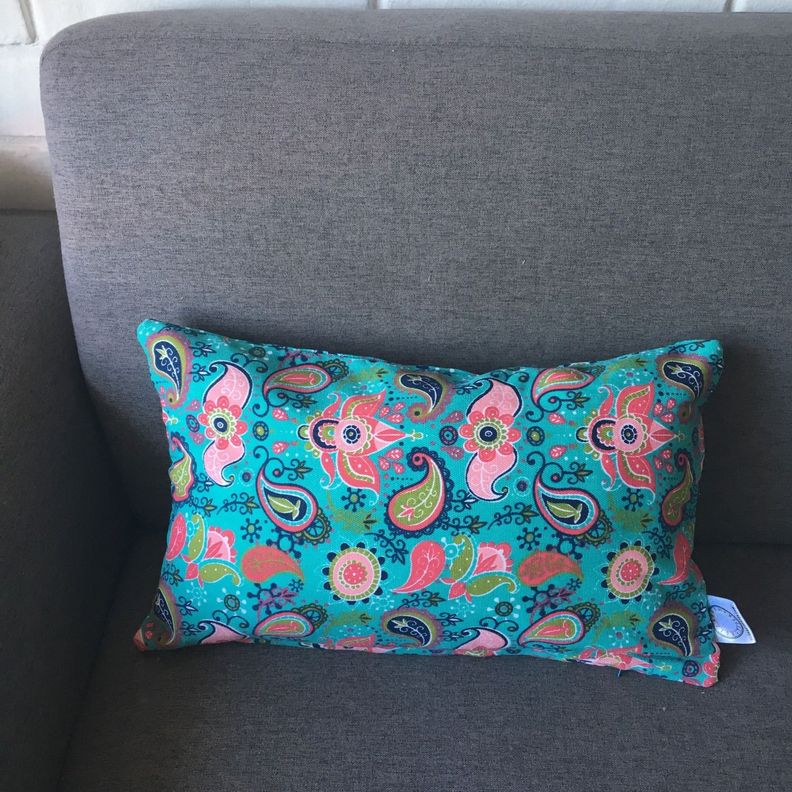 COJIN DECORATIVO DISEÑO TURQUESA Y ROSA 50X30 RELLENO-1