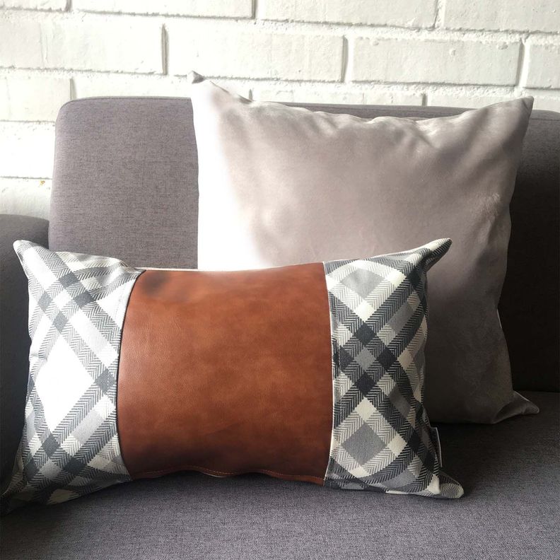 COJIN DECORATIVO ECOCUERO GRIS Y CAFE 50X30 RELLENO-2