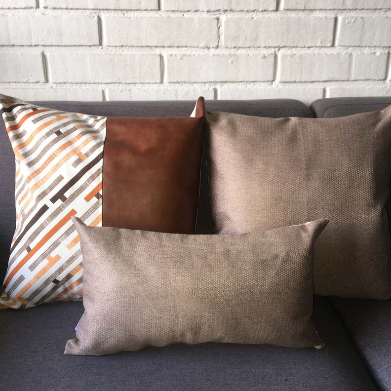 COJIN DECORATIVO DISEÑO LINO BEIGE OSCURO 45X45 RELLENO-1
