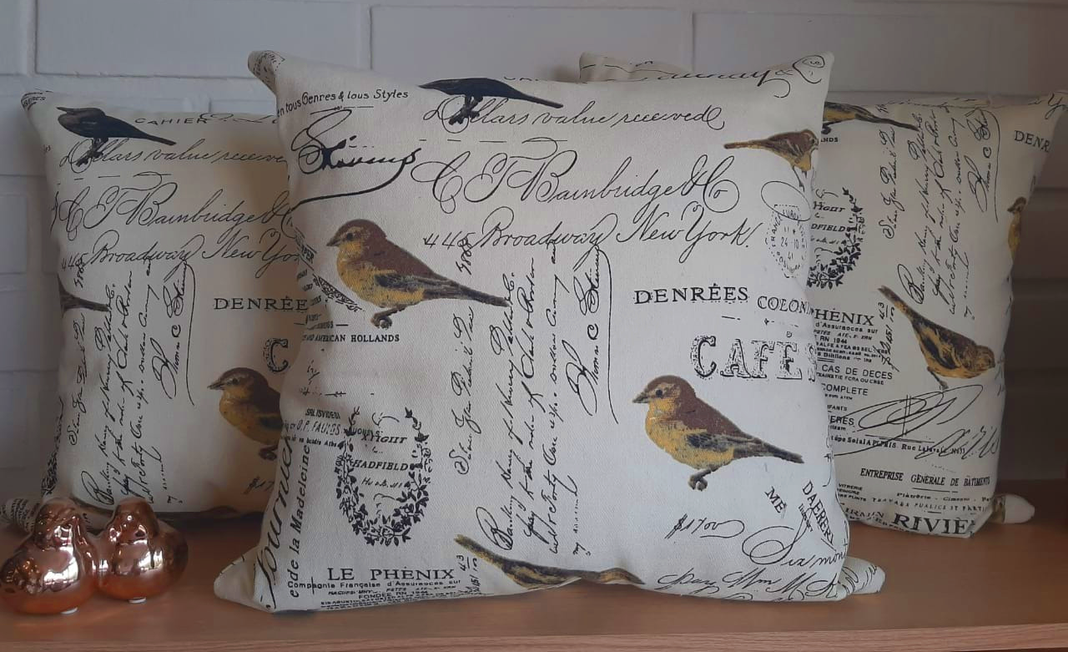 COJIN DECORATIVO DISEÑO AVES CREMA Y CAFE 60X60 RELLENO-1