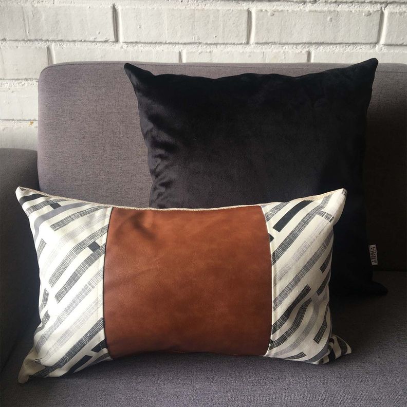 COJIN DECORATIVO ECOCUERO GRIS Y BEIGE 50X30 RELLENO-2
