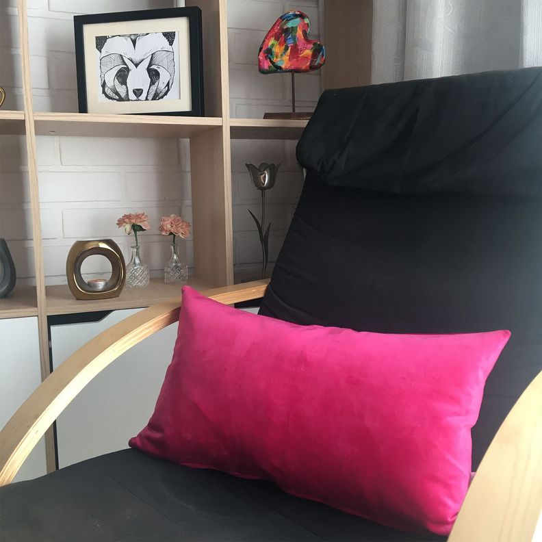 COJIN DECORATIVO DISEÑO SUAVE ROSA FUCSIA 50X30 RELLENO-1