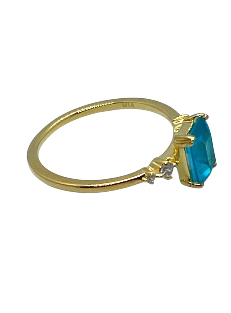 Anillo de Plata con Baño de oro 18k de 3mc. Intenso Cristal Calipso corte Esmeralda-0