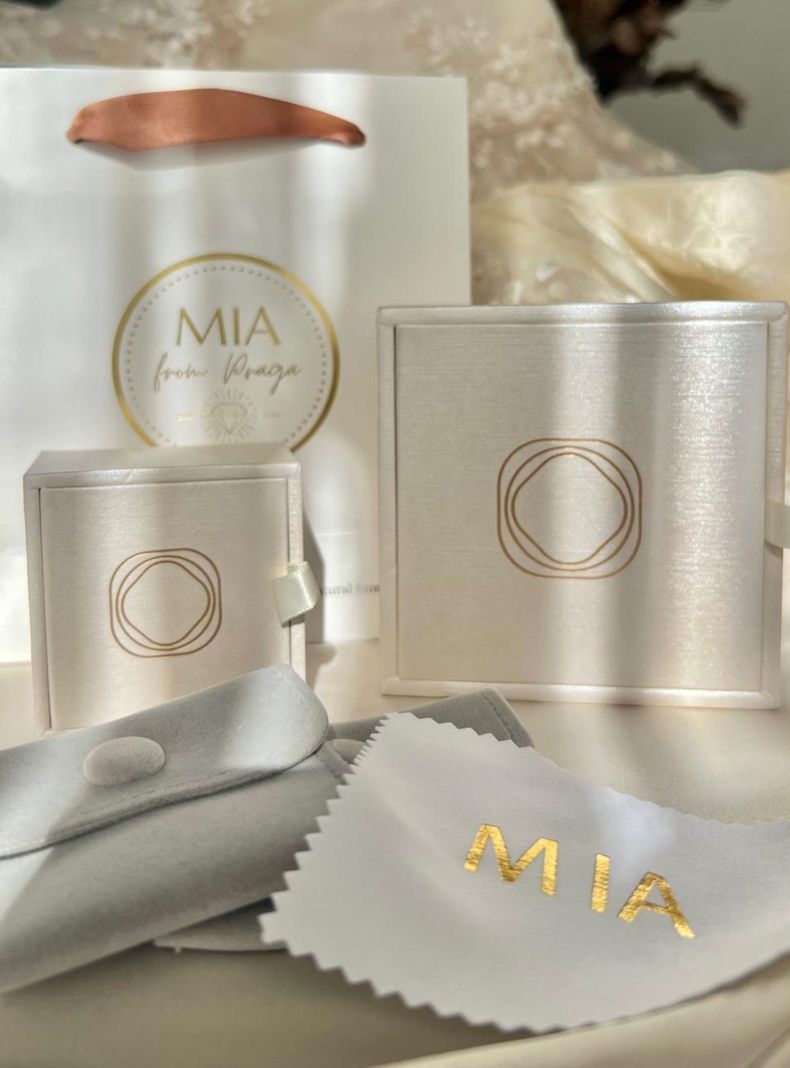 Anillo de Plata con Baño de oro 18k de 3mc. Intenso Cristal Calipso corte Esmeralda-1