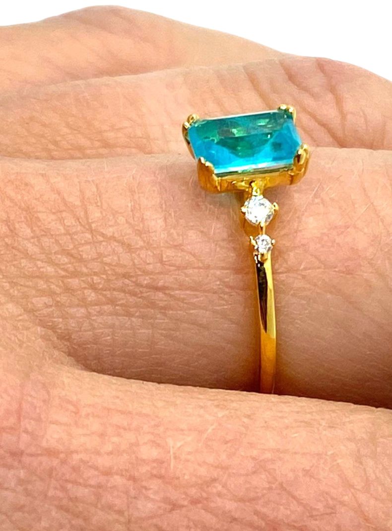 Anillo de Plata con Baño de oro 18k de 3mc. Intenso Cristal Calipso corte Esmeralda-2