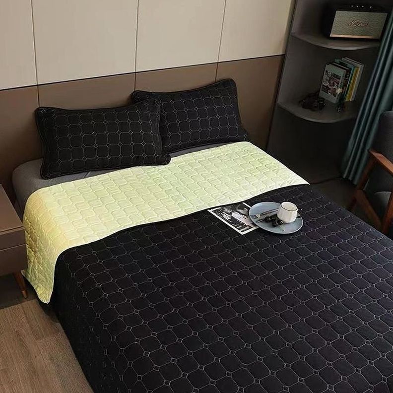Cubrecama Quilt 2 plazas Negro Amarillo Reversible-0