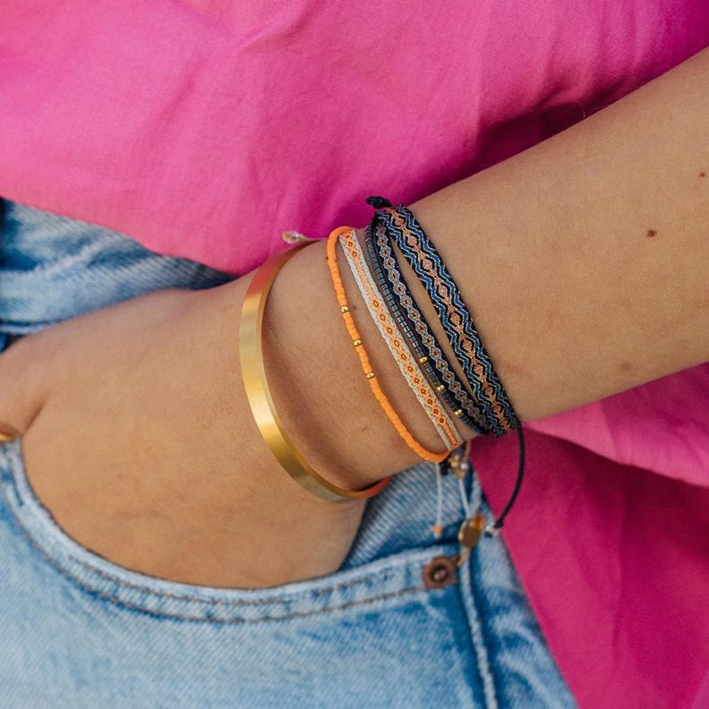 Pulsera Negra con Mostacillas Bañadas en Oro-1