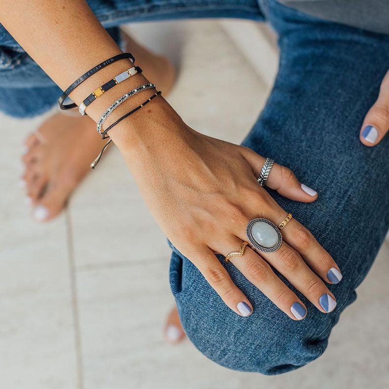 Pulsera Negra con Mostacillas Bañadas en Oro-2