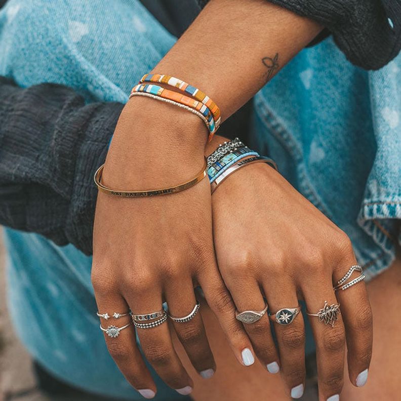Pulsera Marfil con mostacillas bañadas en oro-1