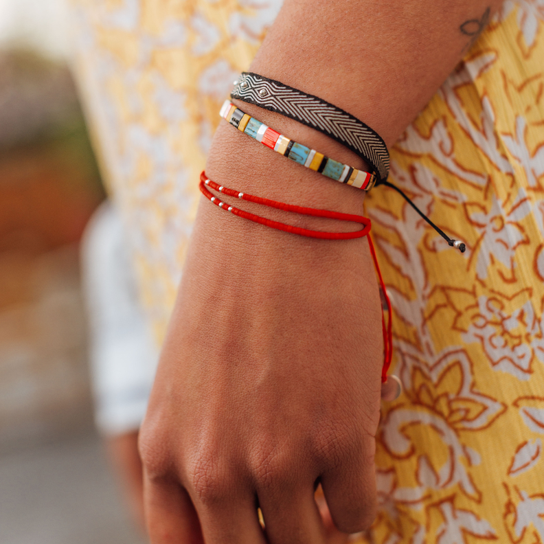 Pulsera roja con mostacillas de plata-3