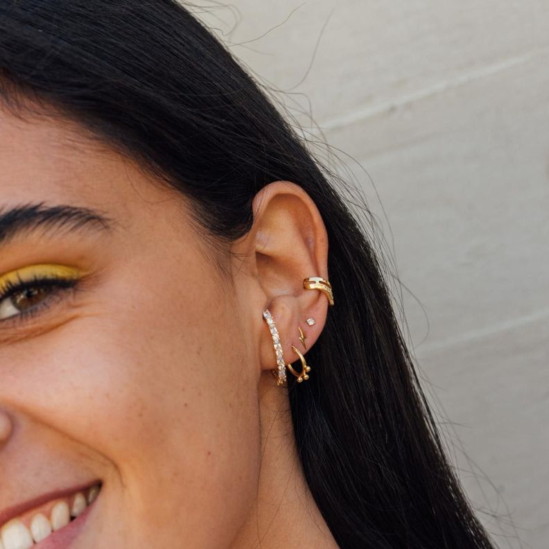 Mini Argollas con Puntos Bañadas en Oro-2
