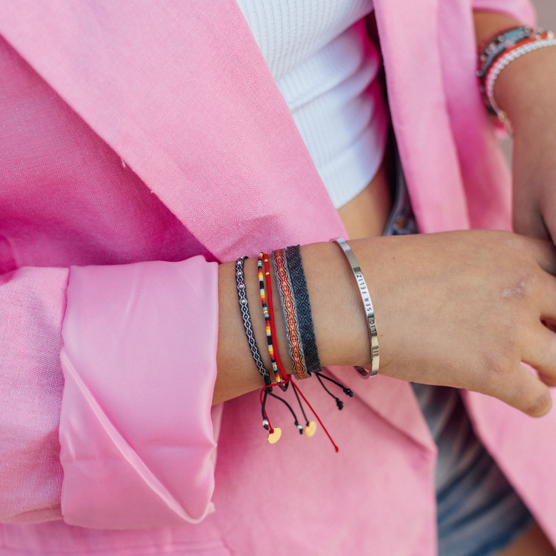 Pulsera Roja con Mostacillas Bañadas en Oro-1
