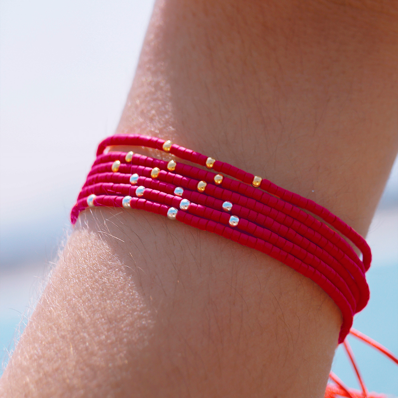 Pulsera Roja con Mostacillas Bañadas en Oro-2