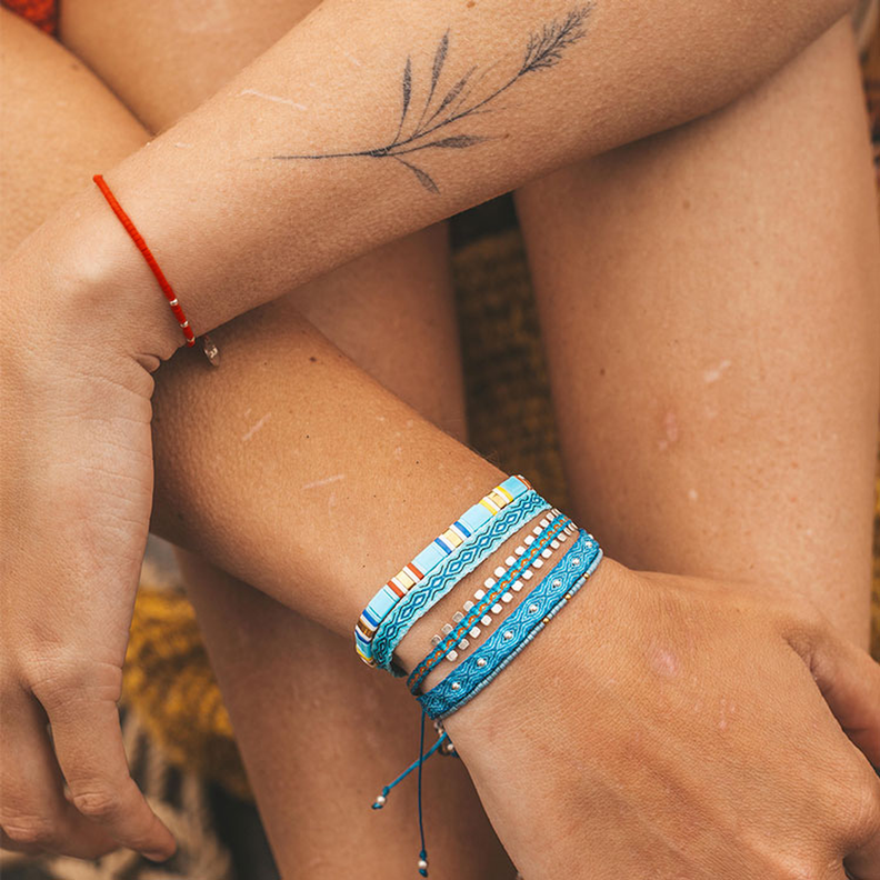 Pulsera Roja con Mostacillas Bañadas en Oro-3