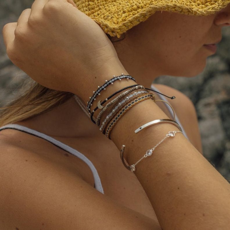 Pulsera Negra con Luna y Mostacillas de Plata-2