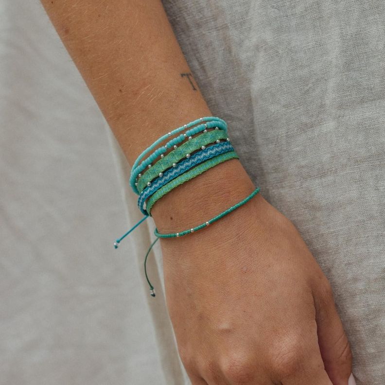 Pulsera Celeste con Mostacillas de Plata-4