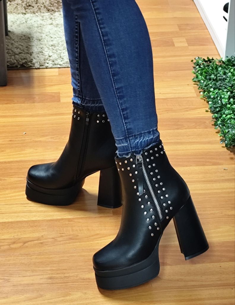 Botin Mujer con Tachas Taco Alto M349-1