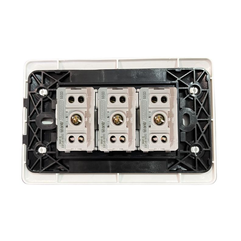 Tomacorriente Triple 10A 250V Blanco-2