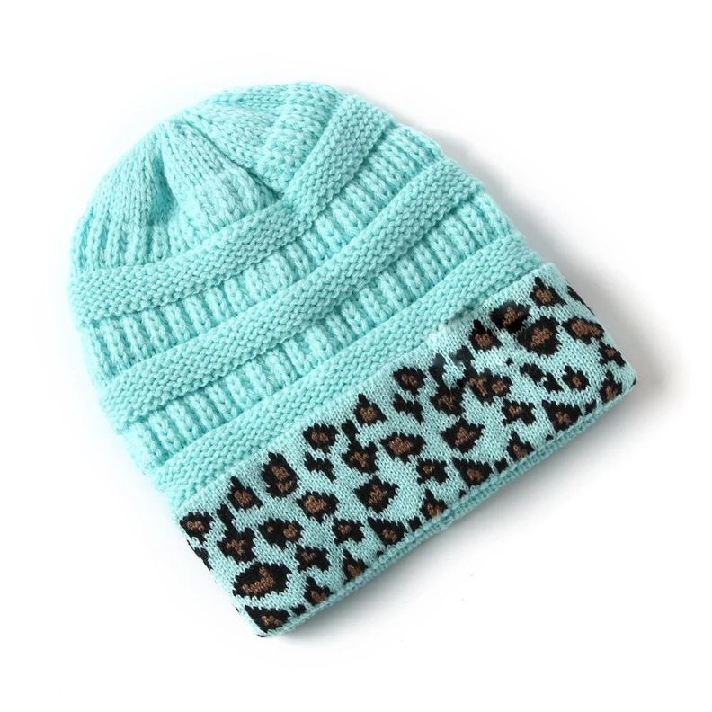 Gorro De Lana Color Nube Celeste Y  Borde Animal Print-0