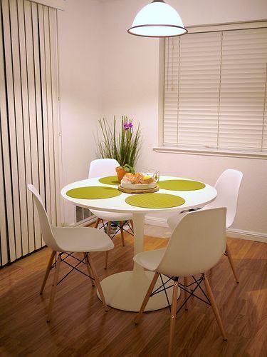 Comedor Redondo Tulip Blanco 80cm + 4 Sillas Eames Blanco-4
