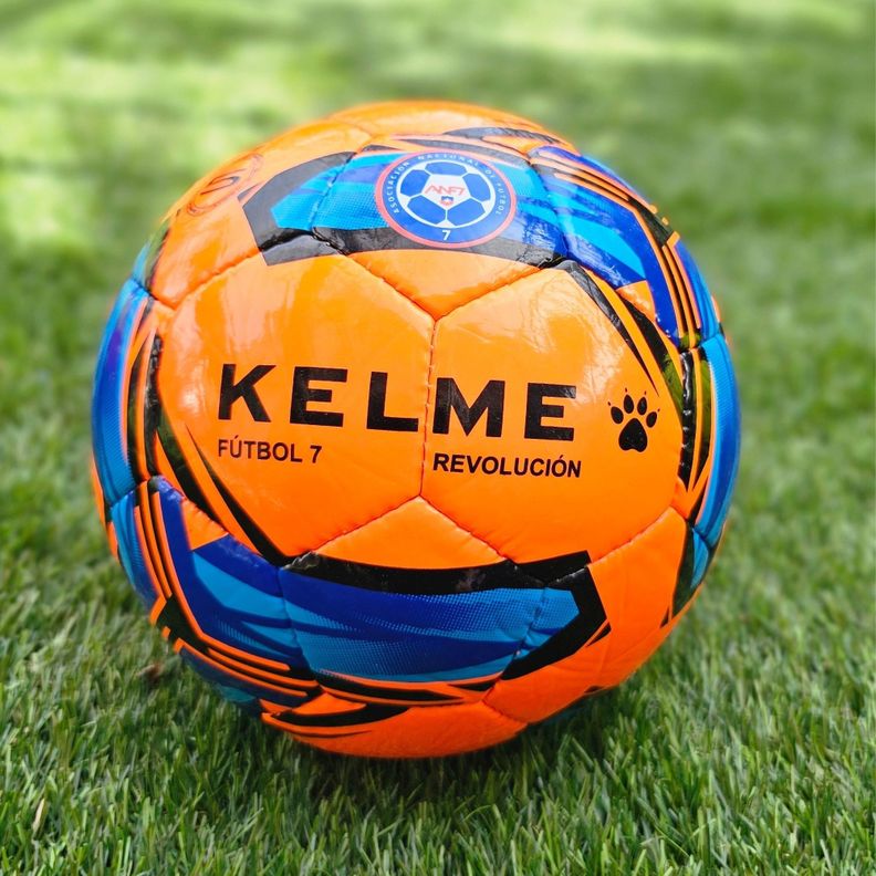 Balón Futbol 7 Revolución Logo ANF7 N°5 Kelme Bote Bajo-2