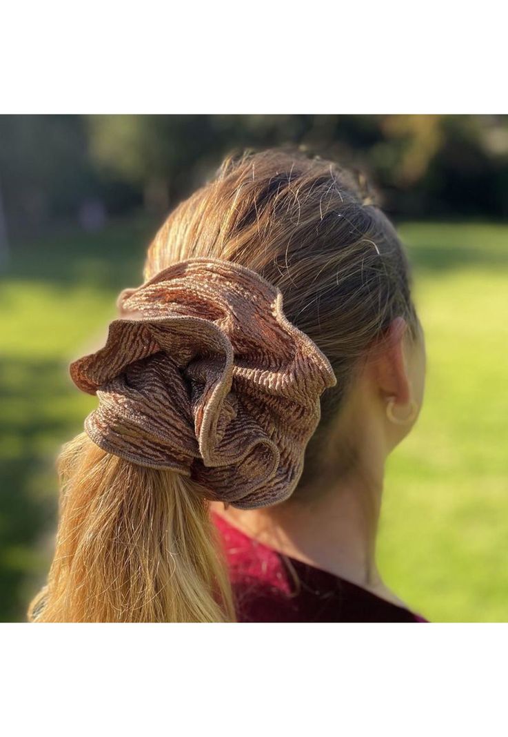 Scrunchie Camelia L Plisado Cobre Maria Paskaro-1