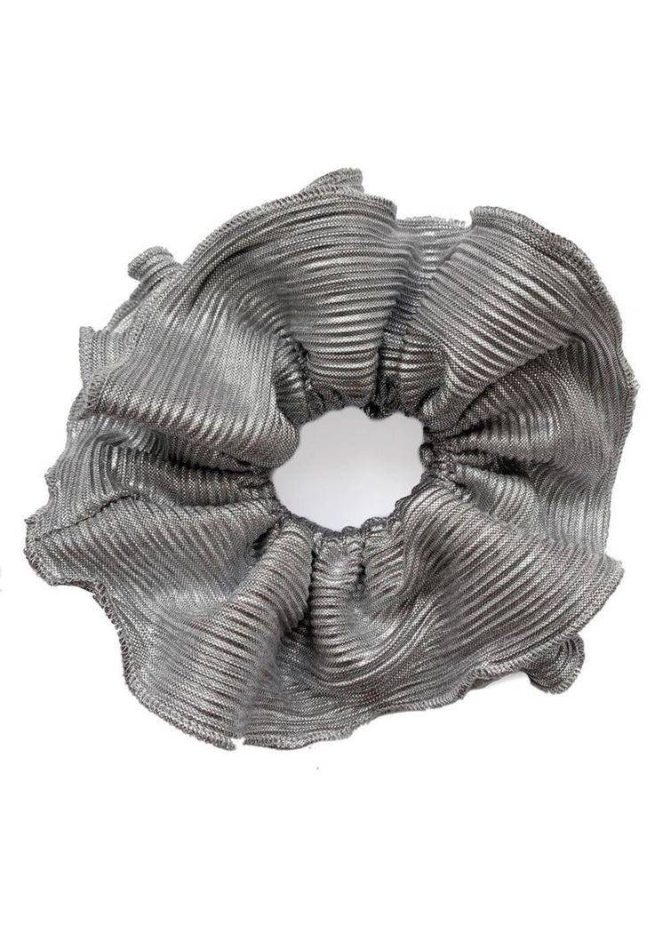Scrunchie Camelia Plisado Plata Maria Paskaro-0