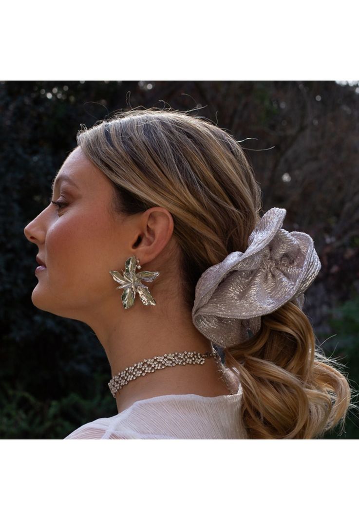 Scrunchie Camelia L Plateado Brillante Metalizado Maria Paskaro-1
