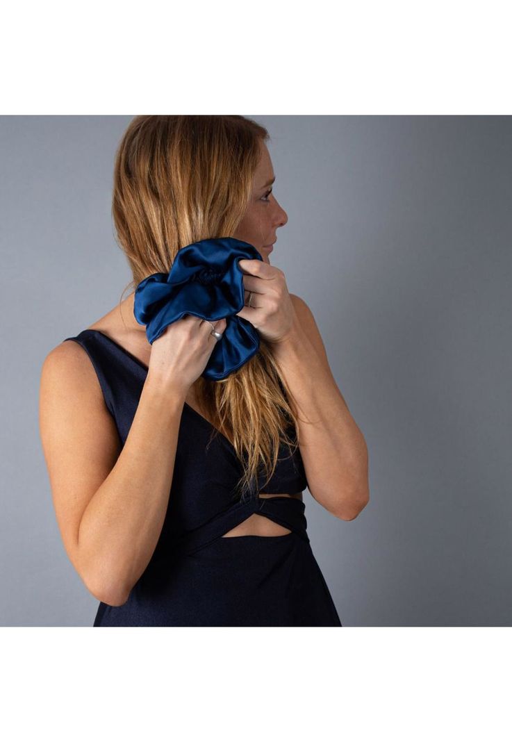 Scrunchie Collet Camelia L Azul Seda Maria Paskaro-1