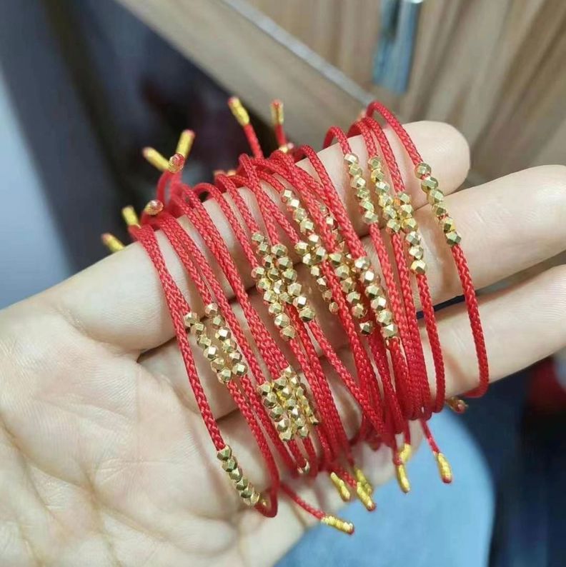 Pulsera Hilo Rojo 6 Pelotitas Diamantadas Oro Amarillo 18K-1