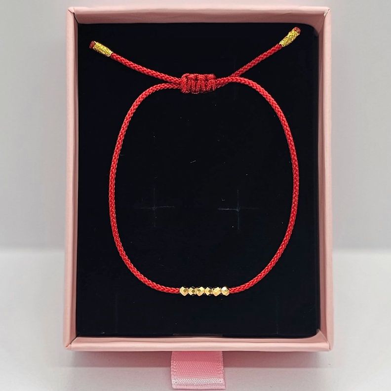 Pulsera Hilo Rojo 6 Pelotitas Diamantadas Oro Amarillo 18K-3