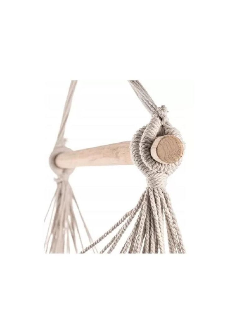 Silla hamaca colgante con soporte de madera y cojines blancos-3