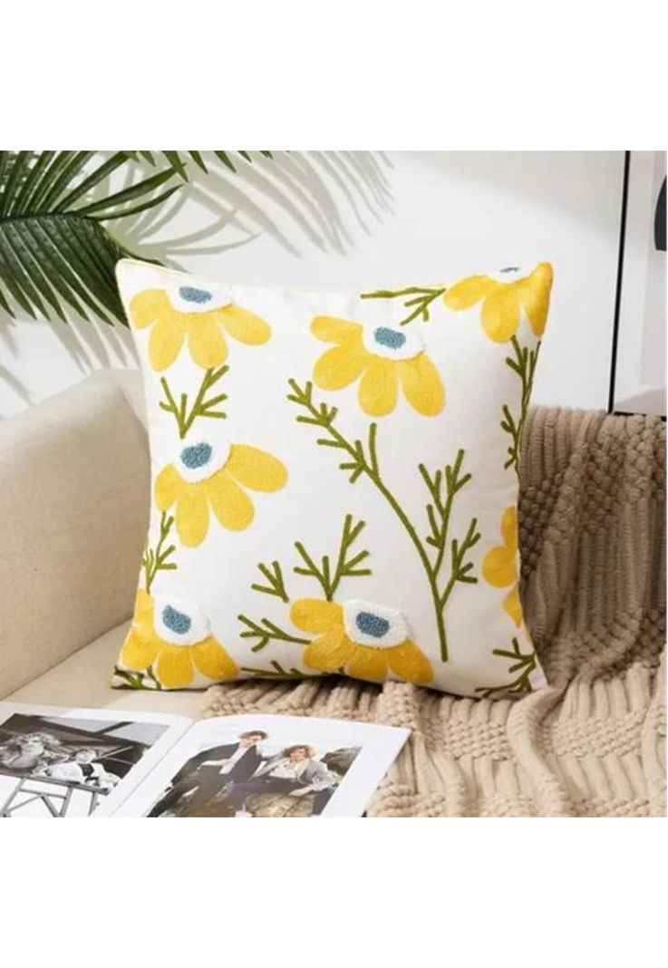 Pack de 4 Fundas para Cojines Sin Relleno con Diseños Bordados Amarillo-3