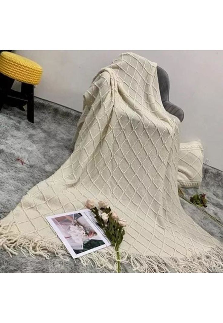 Manta decorativa tejida para sillón, piecera o cama color crema-1
