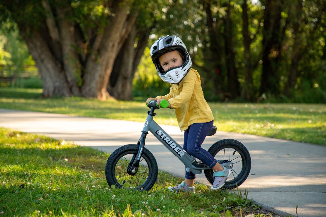 Strider ST-R Casco Integral rojo para niños.-2