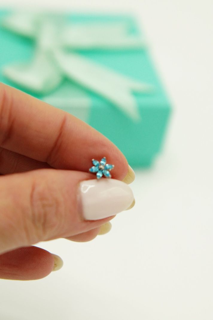 Piercing Labret 6mm Flor Zircon Azul Titanio Astm F136 G23-3