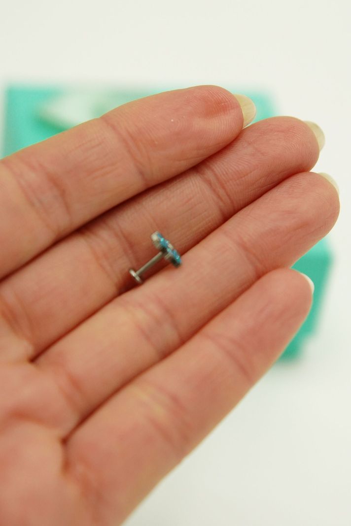 Piercing Labret 6mm Flor Zircon Azul Titanio Astm F136 G23-4