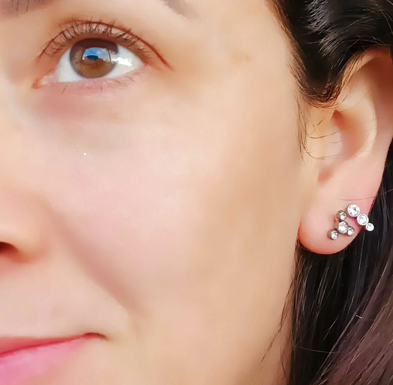 Piercing Oreja Tragus Conch Labret Modelo Triqueta de zirconio Hipoalergenico Unidad-1