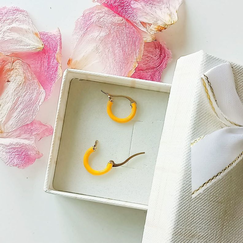 Argollas Huggies chapadas en oro 18k Amarillo Neon -1
