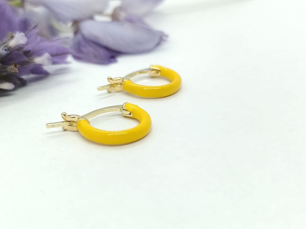 Argollas Huggies chapadas en oro 18k Amarillo Neon -5