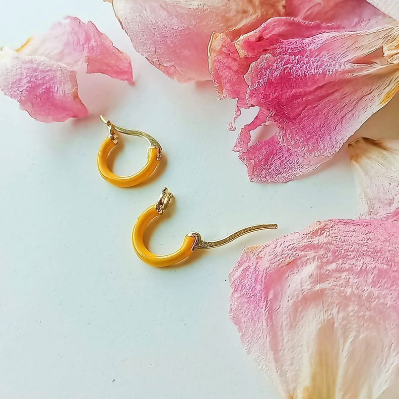 Argollas Huggies chapadas en oro 18k Amarillo Neon -8