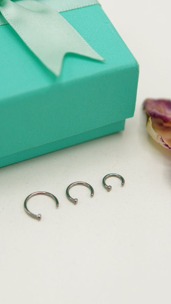 Pack de tres aros piercing abierto nostril titanio ASTM F136 plateados-1