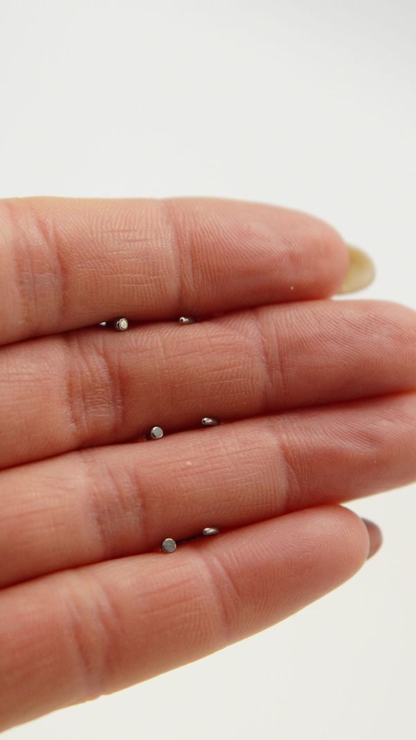 Pack de tres aros piercing abierto nostril titanio ASTM F136 plateados-5