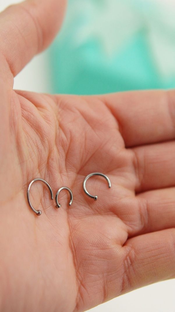 Pack de tres aros piercing abierto nostril titanio ASTM F136 plateados-6