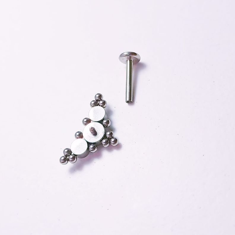 Piercing Oreja Tragus Conch Labret Modelo Triangular Hipoalergenico Unidad-3