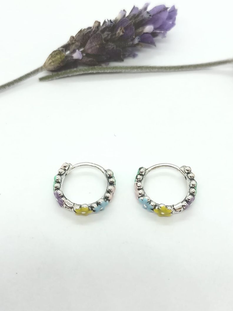 Argollas Huggies Pequeñas Coloridas Flores Plata ley S925-7