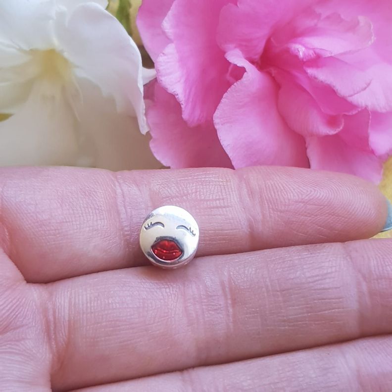 Charm dije abalorio carita ojitos cerrados boca roja plata 925 estilo pandora-0