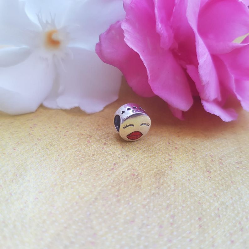 Charm dije abalorio carita ojitos cerrados boca roja plata 925 estilo pandora-2